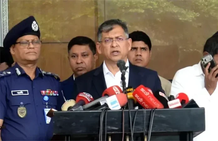 সারা দেশে লুট ও অবৈধ অস্ত্র উদ্ধারে জোরদার অভিযানের কথা জানাচ্ছেন স্বরাষ্ট্রমন্ত্রী সালাহউদ্দিন আহমদ